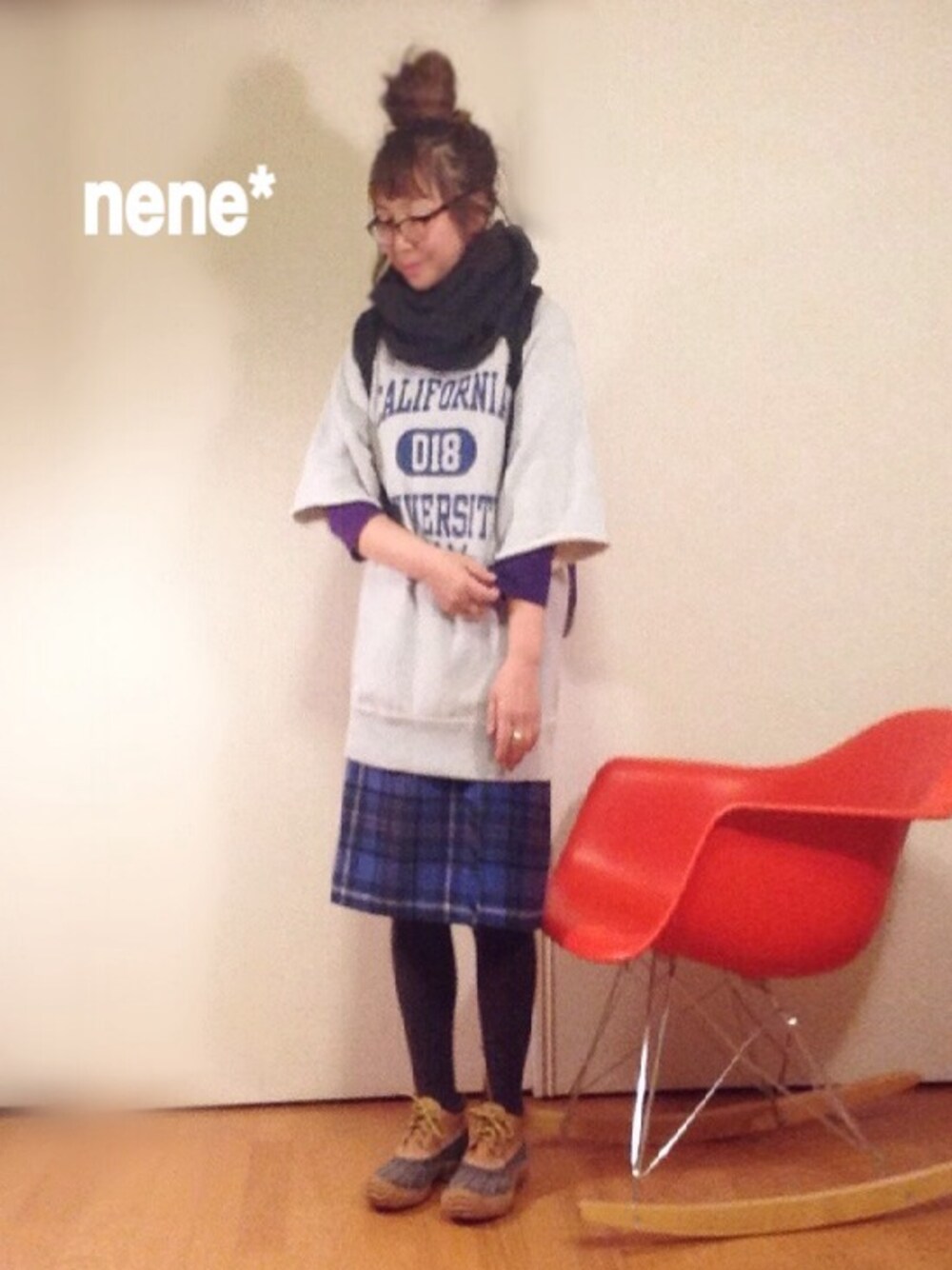 グレー系のワンピース、パープル系のTシャツ/カットソー、ブラウン系のレインシューズを着用したレディースの秋コーディネートの1枚目の写真