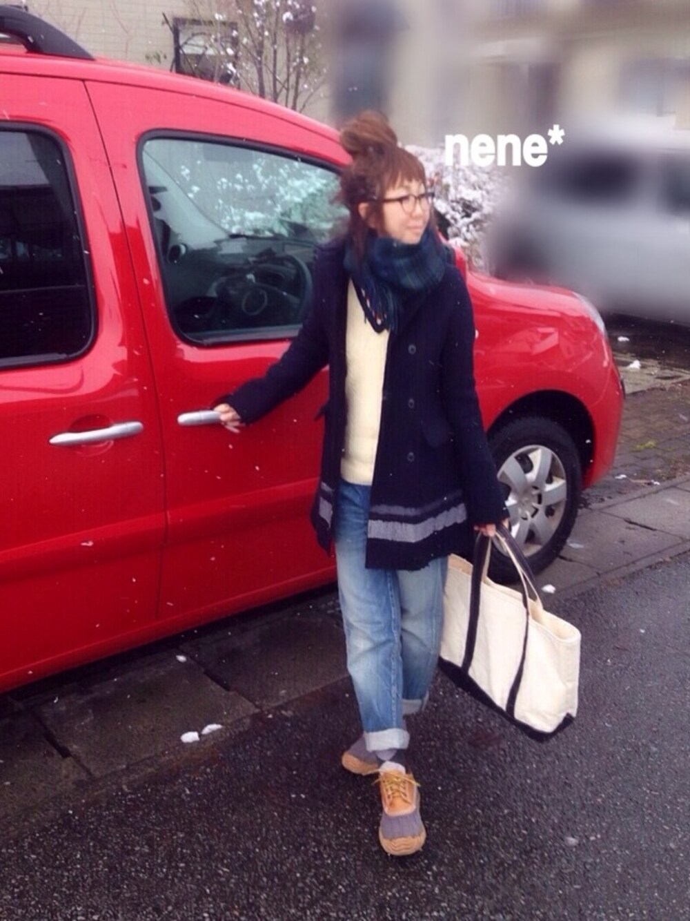 ベージュ系のニット/セーター、ブルー系のデニムパンツ、ホワイト系のトートバッグを着用したレディースの冬コーディネートの1枚目の写真