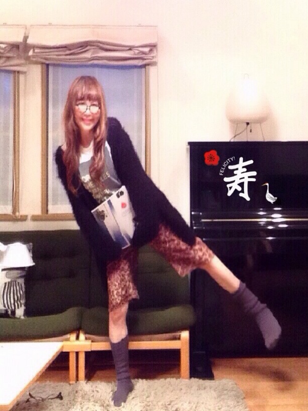 ブラック系のカーディガン/ボレロ、イエロー系のその他パンツ、ブラウン系のベルトを着用したレディースの冬コーディネートの1枚目の写真