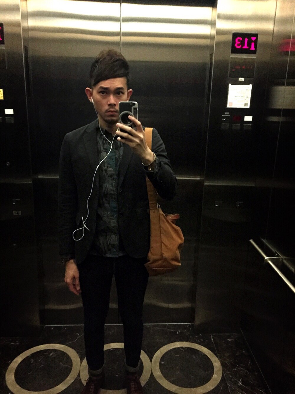 「elevator selfie #2」｜「COMME CA ISMのアイテム（スーツジャケット、グレー系）」を使った、林小恩さん（メンズ・176cm）の春コーディネートの1枚目の写真