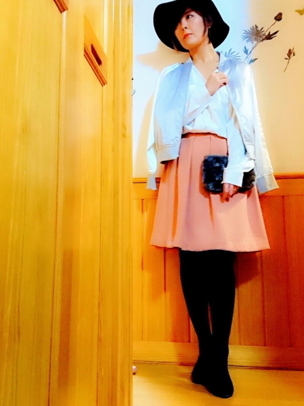 シルバー系のナイロンジャケット、ホワイト系のシャツ/ブラウス、ピンク系のスカートを着用したレディースの秋コーディネートの1枚目の写真