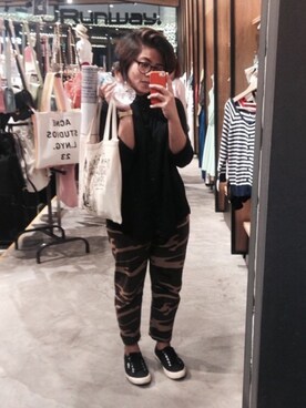 「UNIQLO（ユニクロ）のアイテム（シャツ/ブラウス、ブラック系）」を使った、Nadya さん（レディース・156cm）の春コーディネート