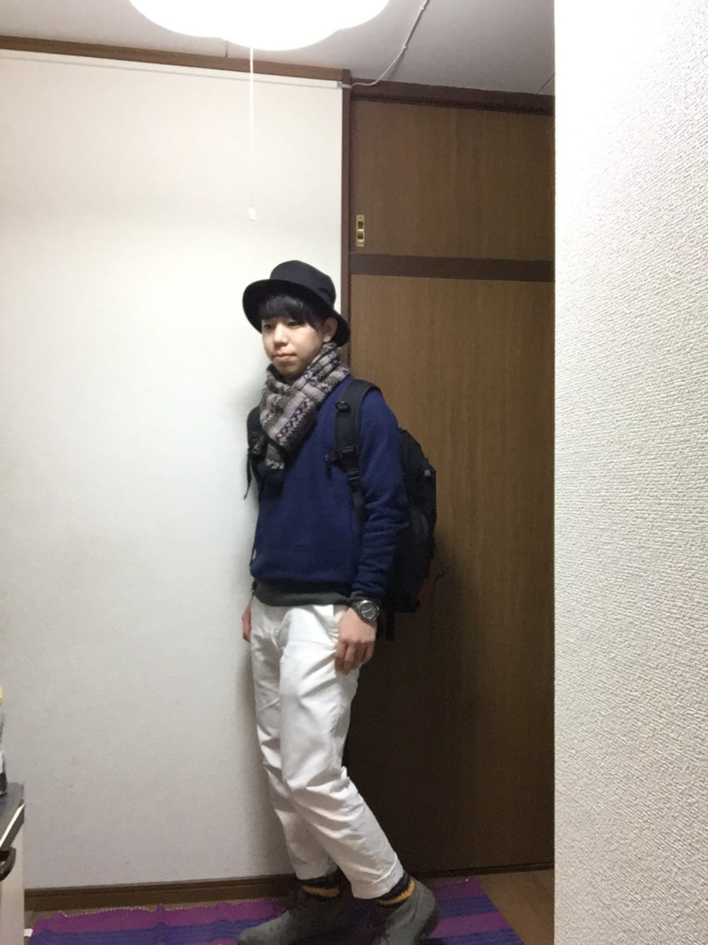 「柄ソックス、柄マフラー、バケットハット、スウェット、白パンツ」｜「SENSE OF PLACE by URBAN RESEARCHのアイテム（スウェット、その他）」を使った、いのしゅうさん（メンズ・166cm）の冬コーディネートの1枚目の写真