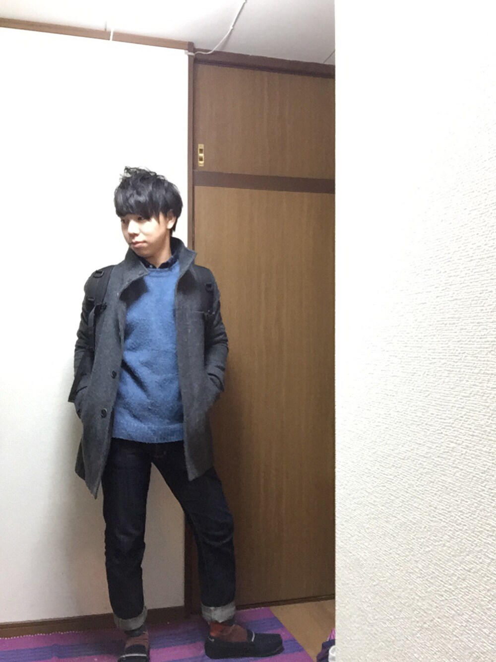 「ニット×シャツ、柄ソックス、冬、ニット×デニム」｜「BEAMS HEARTのアイテム（ニット/セーター、ブルー系）」を使った、いのしゅうさん（メンズ・166cm）の冬コーディネートの1枚目の写真