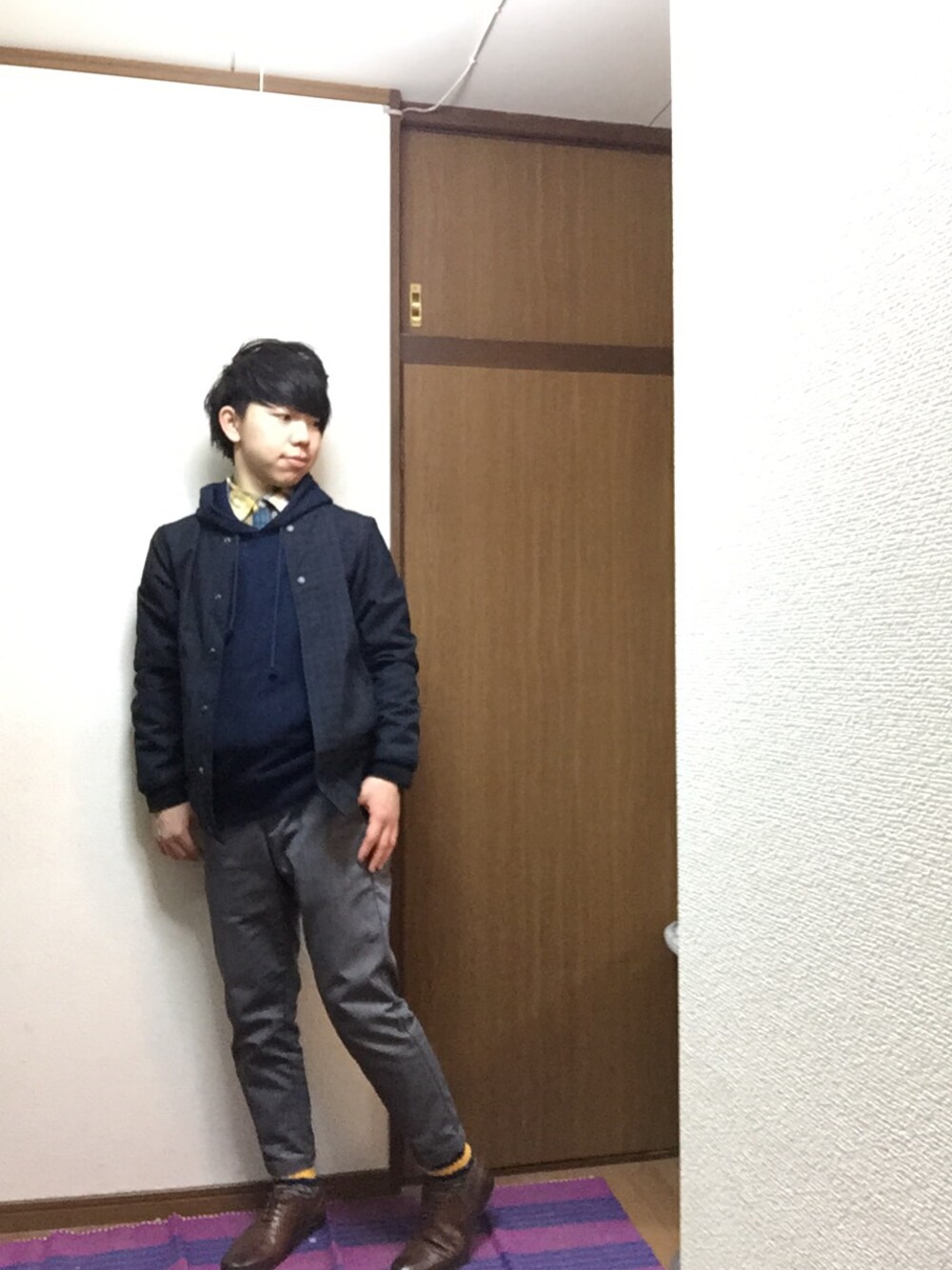 「ネイビー×グレー、革靴、柄ソックス、柄シャツ、パーカー」｜「Championのアイテム（パーカー、ブルー系）」を使った、いのしゅうさん（メンズ・166cm）の冬コーディネートの1枚目の写真
