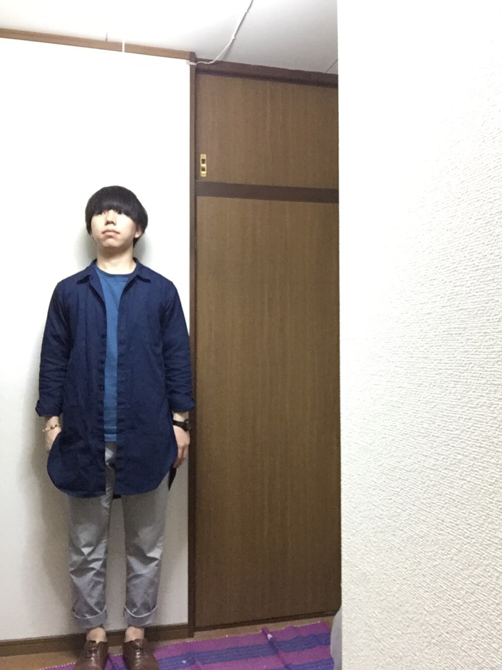 「ロングシャツ、ネイビー×グレー、きのこ」｜「SENSE OF PLACE by URBAN RESEARCHの圧縮天竺5分袖TEE（Tシャツ/カットソー、ブルー系）」を使った、いのしゅうさん（メンズ・166cm）の春コーディネートの1枚目の写真