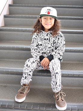 「flake（フレーク）のアイテム（パンツ）」を使った、りゅうりょうさん（キッズ・110cm）の秋コーディネート