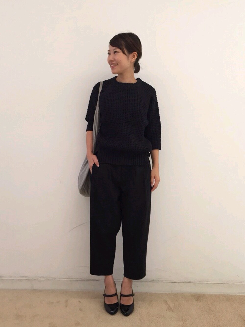 ブラック系のニット/セーター、ブラック系のその他パンツを着用したレディースの秋コーディネートの1枚目の写真