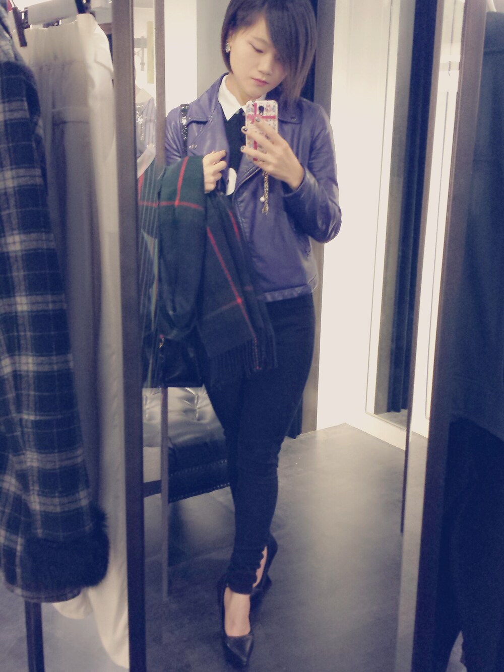 「EMODA、GYDA、BAG、GUCCI、black、UNIQLO、リボタイ、winter」｜「EMODAのMarlene Slopeheel パンプス（パンプス、レッド系）」を使った、彩愛さん（メンズ・160cm）の冬コーディネートの1枚目の写真