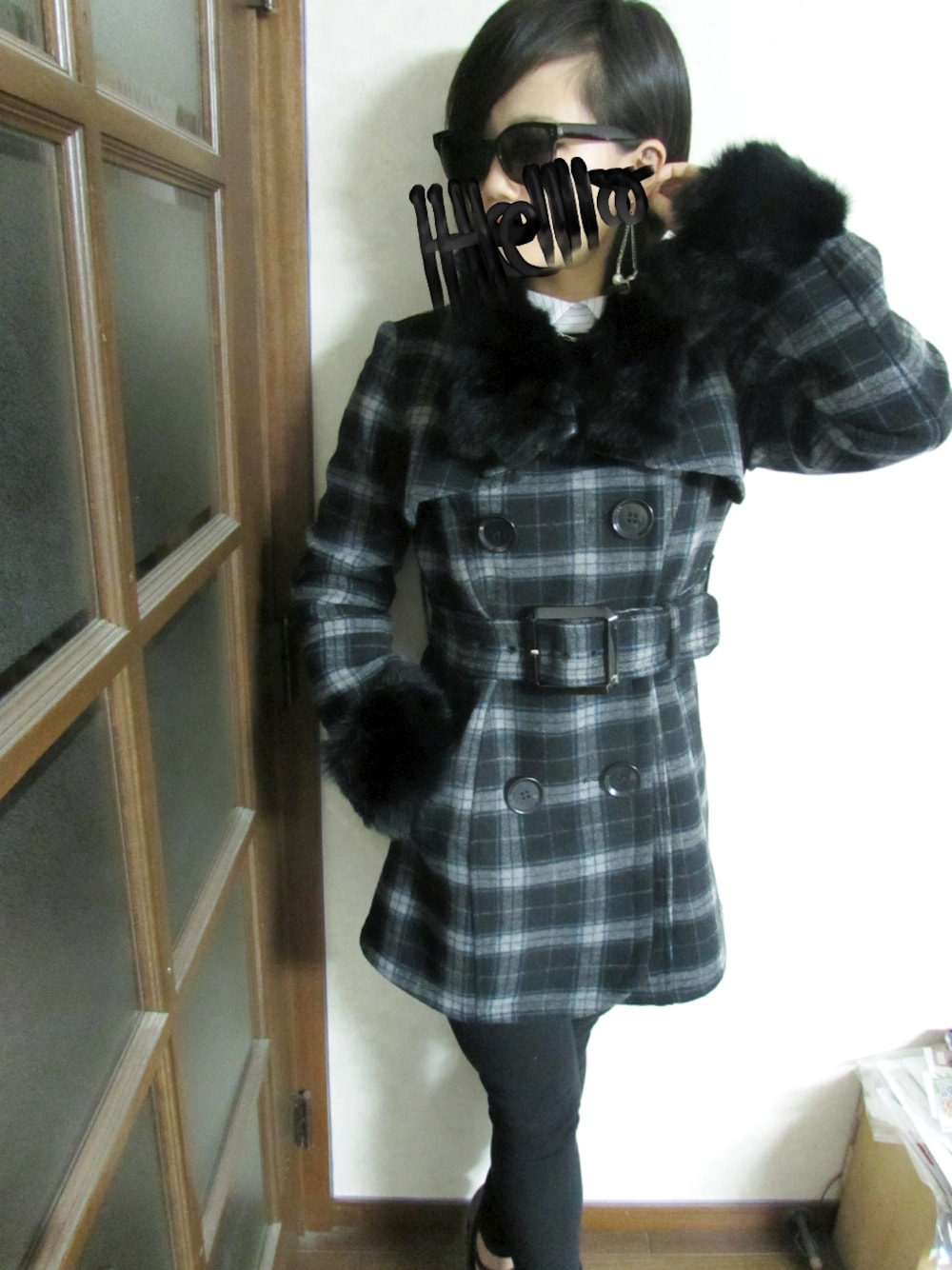 「SPIRALGIRL、murua、チェック、ロングコート、winter、EMODA、ニット、ワンピース、black、ファーコート」｜「GYDAのレースアップハイウエストP/T（その他パンツ、ブラック系）」を使った、彩愛さん（レディース・163cm）の冬コーディネートの1枚目の写真