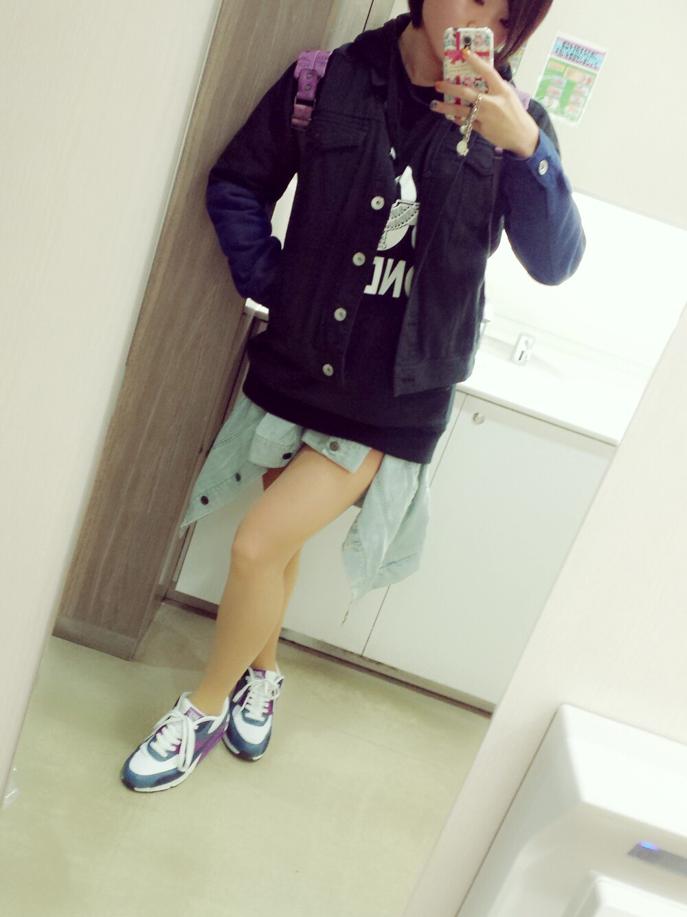 「NIKE、airmax、デニム、黒、青、GYDA、H&M、BOYLONDON、MCM」｜「NIKEのAir MAX（スニーカー、パープル系）」を使った、彩愛さん（レディース・163cm）の冬コーディネートの1枚目の写真