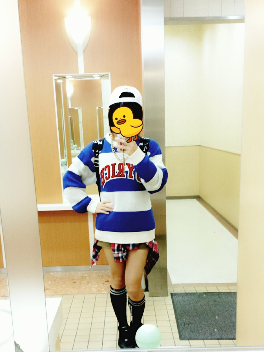 「JOYRICH、YOSUKE、GYDA、AZUL by moussy、ディズニー、ストリート、ボーダー、チェックシャツ」｜「YOSUKEのYOSUKE厚底スニーカー
（スニーカー、ブラック系）」を使った、彩愛さん（レディース・163cm）の冬コーディネートの1枚目の写真