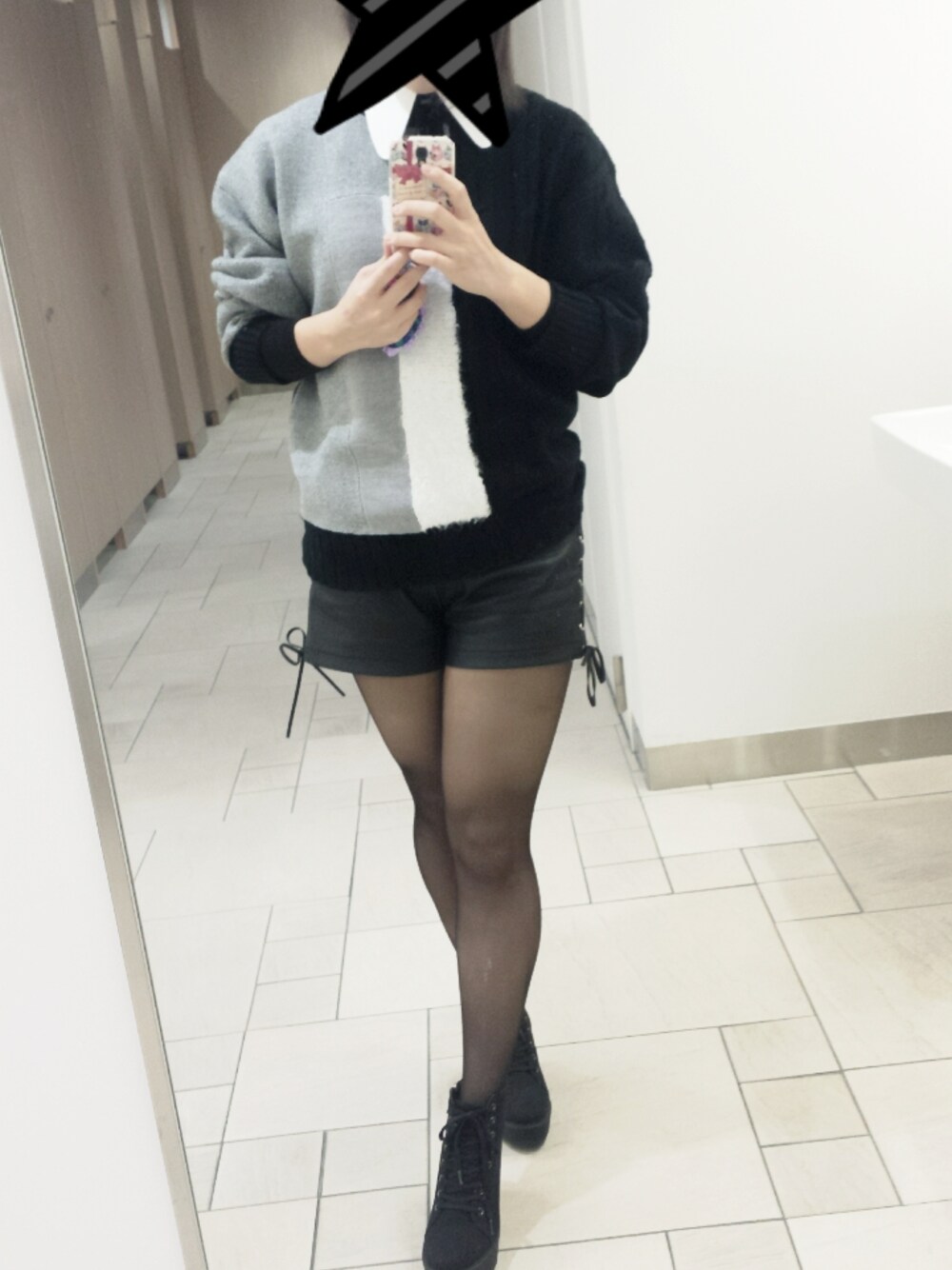 「EMODA、PAMEO POSE、TK、レザーパンツ、中折れハット」｜「EMODAのレースUPショートパンツ（その他パンツ、ブラック系）」を使った、彩愛さん（レディース・163cm）の冬コーディネートの1枚目の写真