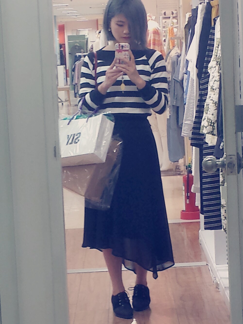 「murua、COACH、ボーダートップス、オフショル」｜「MURUAのエアリーイレヘムスカート（スカート、ブラック系）」を使った、彩愛さん（レディース・163cm）の春コーディネートの1枚目の写真