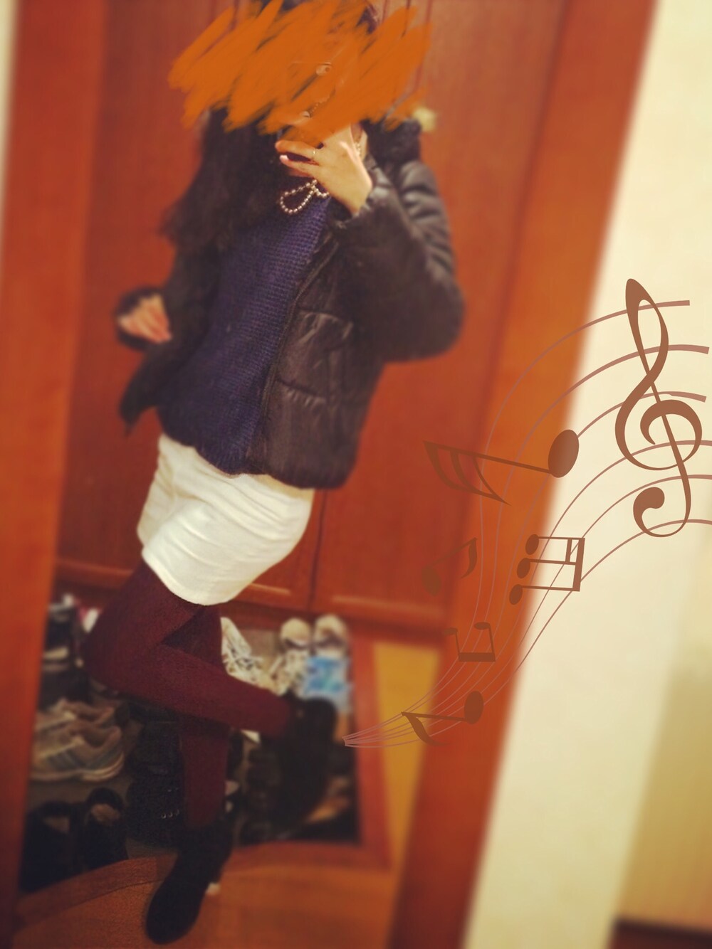 ブラック系のダウンジャケット/コート、ブルー系のトップス、ホワイト系のスカートを着用したレディースの秋コーディネートの1枚目の写真