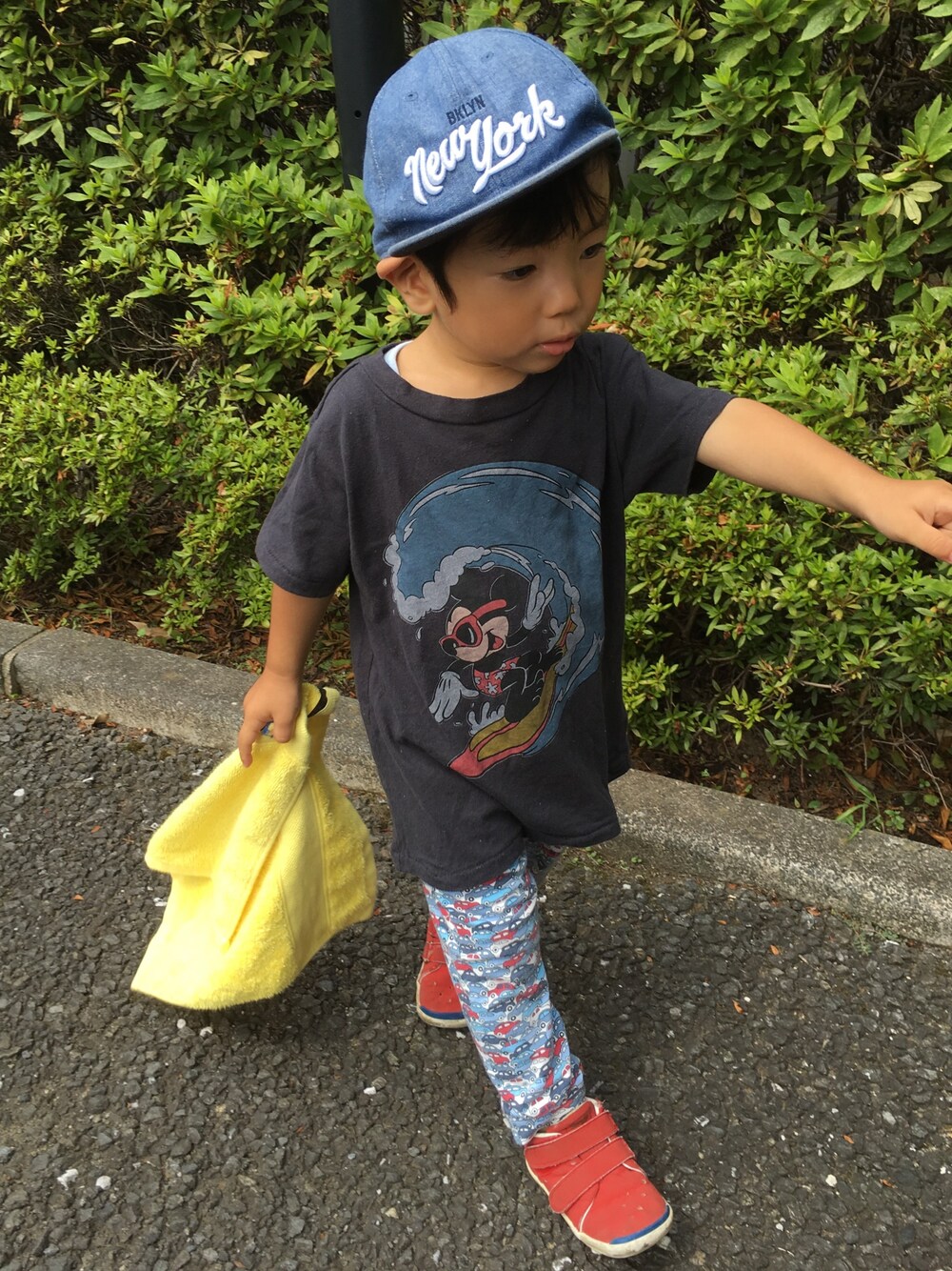 「サーフィン、2歳、夏コーデ、おとこのこ、summer、キッズファッション、キッズコーデ、男の子、kids、夏」｜「MOUSSYのアイテム（Tシャツ/カットソー、グレー系）」を使った、Louis.Airuさん（キッズ・80cm）の夏コーディネートの1枚目の写真