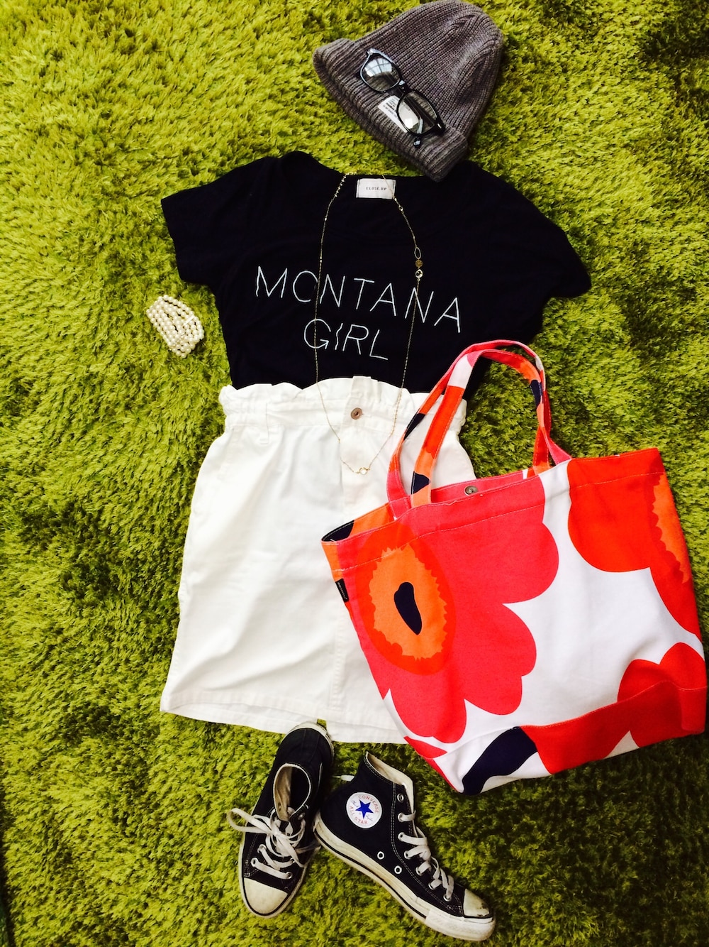 「#ニット帽、＃コンバース、#Tシャツ、#白スカート、#マリメッコ、#白×黒」｜「marimekkoのアイテム（トートバッグ、レッド系）」を使った、turigirlさん（レディース・160cm）の夏コーディネートの1枚目の写真