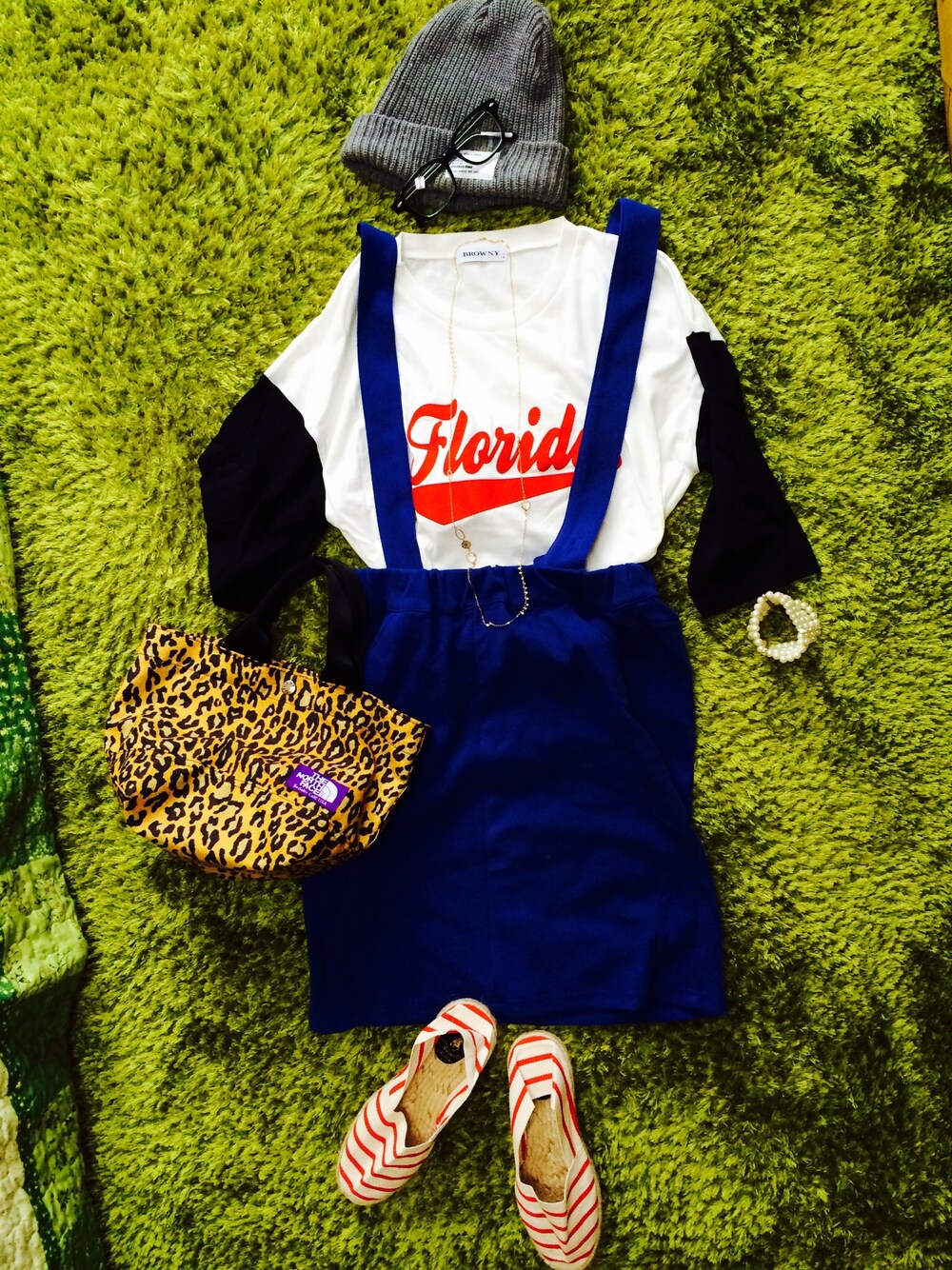 「#ニット帽、#ヒョウ柄、#メガネ、#サロペット、#WEGO、＃青、#nanounivers、#thenorthface、#unitedarrows」｜「THE NORTH FACEのアイテム（トートバッグ、イエロー系）」を使った、turigirlさん（レディース・160cm）の夏コーディネートの1枚目の写真