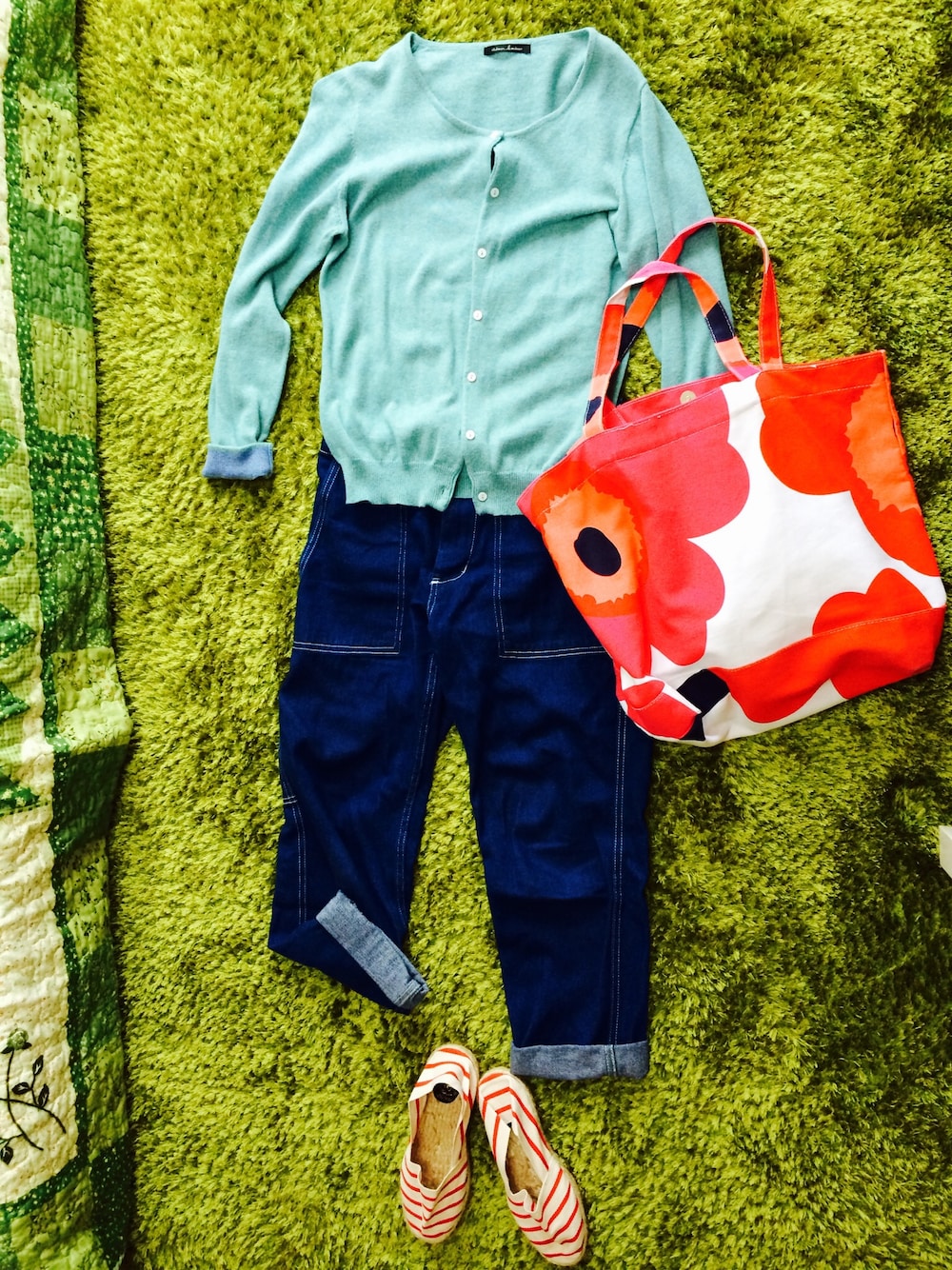 「＃デニム、＃カーディガン、#unitedarrows」｜「marimekkoのアイテム（トートバッグ、レッド系）」を使った、turigirlさん（レディース・160cm）の夏コーディネートの1枚目の写真