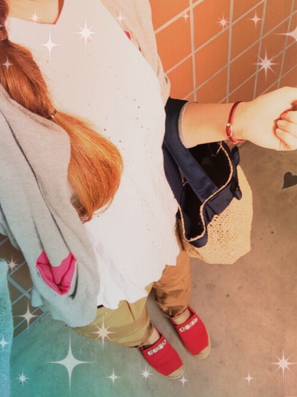 「＃カーディガン、#赤、#チノパン、#白シャツ、#かごバッグ」｜「GLOBAL WORKの【一部店舗限定】ビジューエスパＺＬ２（シューズ、イエロー系）」を使った、turigirlさん（レディース・160cm）の夏コーディネートの1枚目の写真