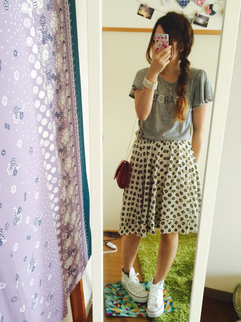 「コンバース、スカート、Tシャツ、マーガレット」｜「CONVERSEのCONVERSE ハイカットスニーカー（スニーカー、ブラック系）」を使った、turigirlさん（レディース・160cm）の夏コーディネートの1枚目の写真
