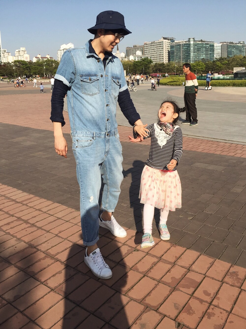 「jumpsuit、denim、hat、BUCKET HAT、ZARA」｜「ZARAのアイテム（つなぎ/オールインワン、ブルー系）」を使った、전지훈さん（メンズ・187cm）の春コーディネートの1枚目の写真