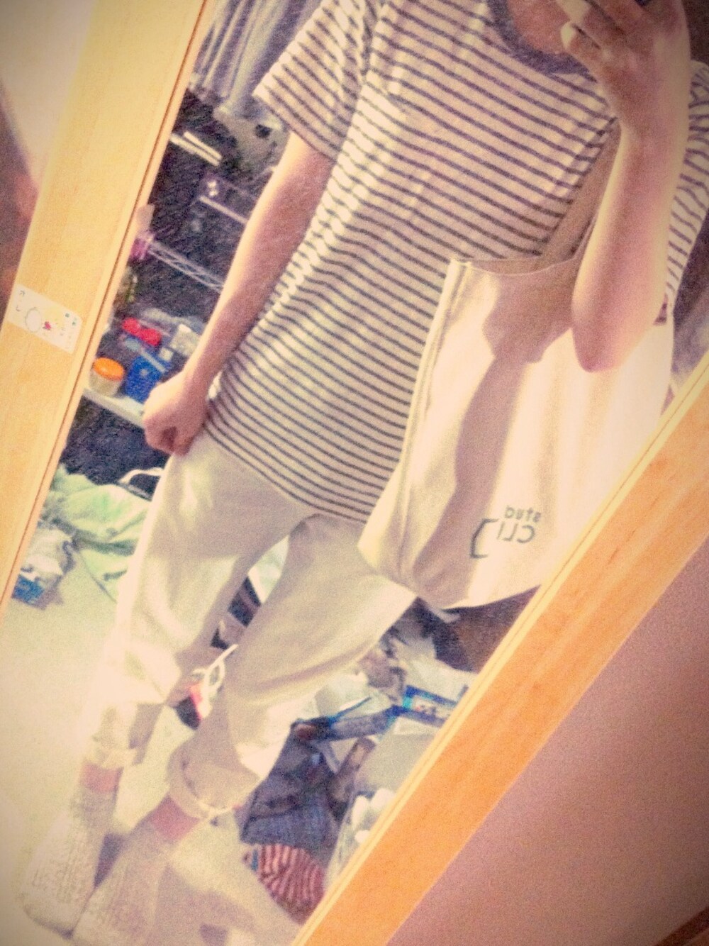 グレー系のスニーカー、ホワイト系のトートバッグ、グレー系のTシャツ/カットソーを着用したレディースの夏コーディネートの1枚目の写真