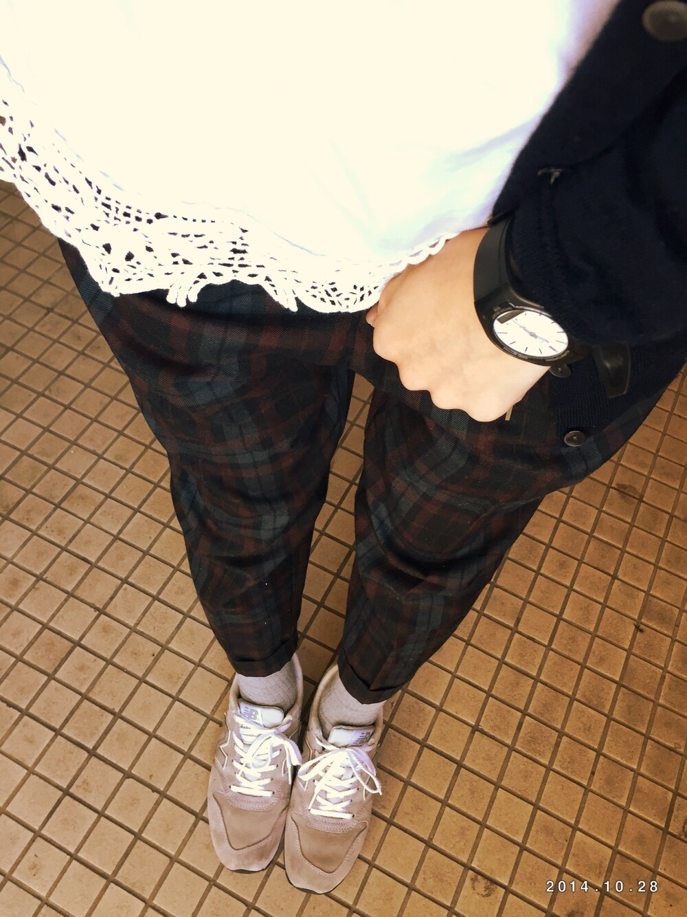 「チェックパンツ、タックパンツ、ニューバランス、レーストップス」｜「NEW BALANCEのユニセックス ニューバランス グレー ネイビー ベージュ new balance MRL996（スニーカー、グレー系）」を使った、ｎｔｍさん（レディース・156cm）の秋コーディネートの1枚目の写真