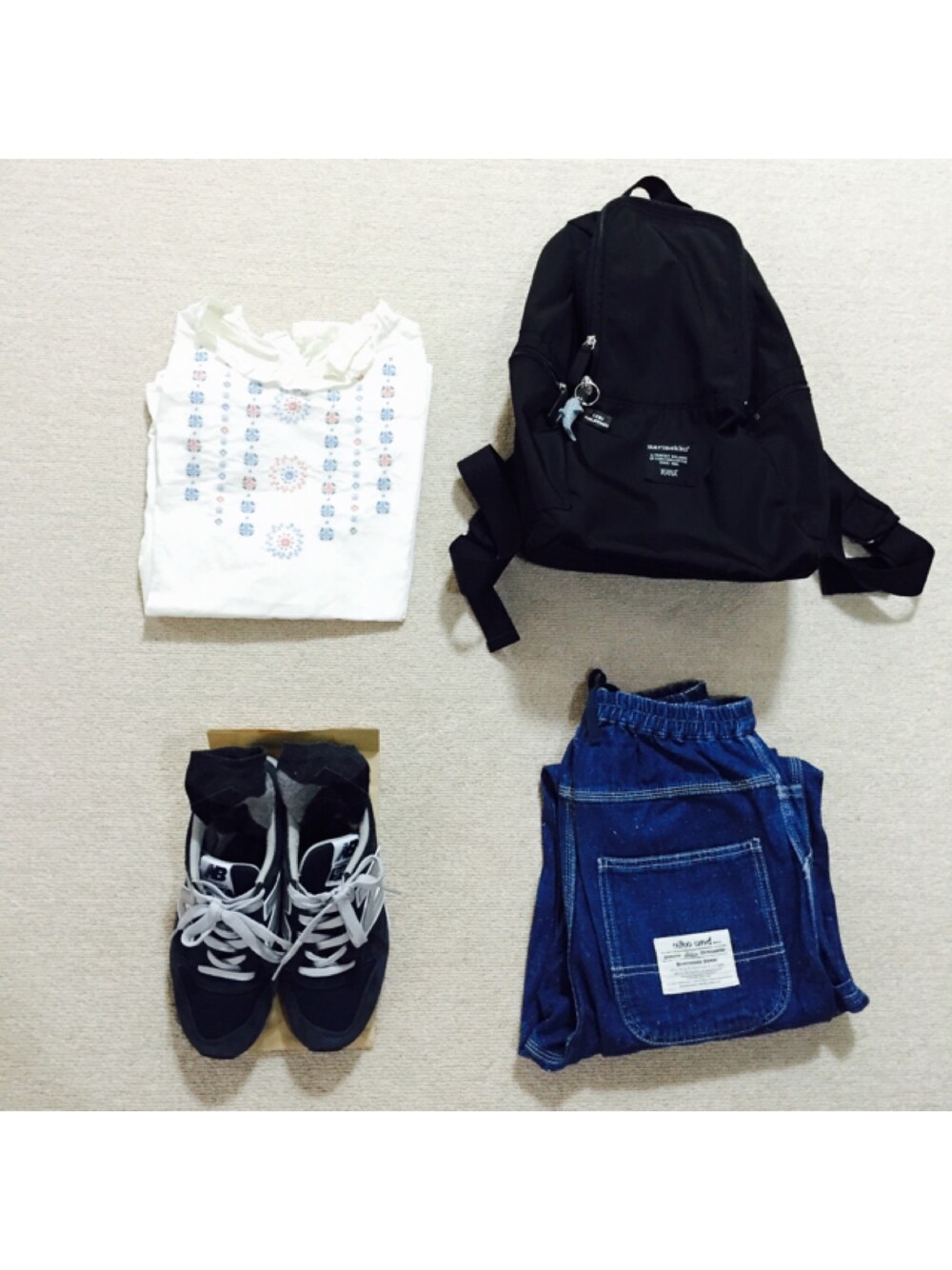 「niko and ...、デニム、ゆったりコーデ、刺繍ブラウス、ニューバランス、休日スタイル、marimekko」｜「marimekkoのRoadie / METRO（バックパック/リュック、ブラック系）」を使った、ｎｔｍさん（レディース・156cm）の冬コーディネートの1枚目の写真