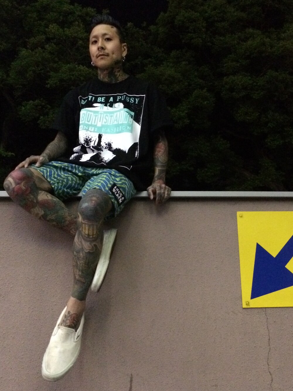 「buttstain、lifesabeach、oldskate」｜「BUTTSTAINのアイテム（Tシャツ/カットソー、ブラック系）」を使った、イオさん（メンズ・160cm）の夏コーディネートの1枚目の写真