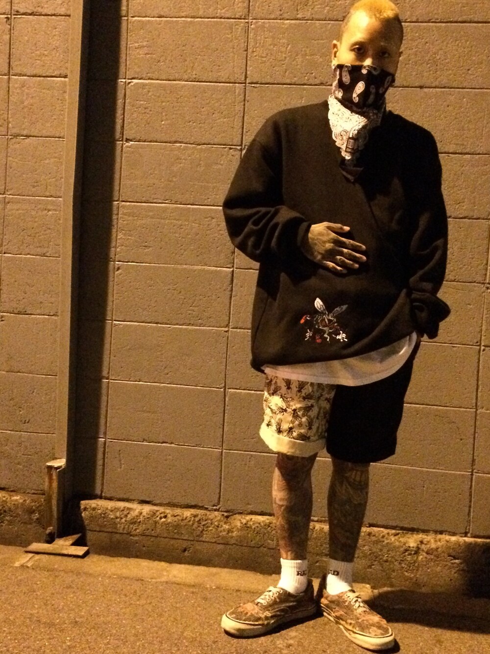 「buttstain、skate、oldskate」｜「BUTTSTAINのアイテム（バンダナ/スカーフ、ブラック系）」を使った、イオさん（メンズ・160cm）の夏コーディネートの1枚目の写真