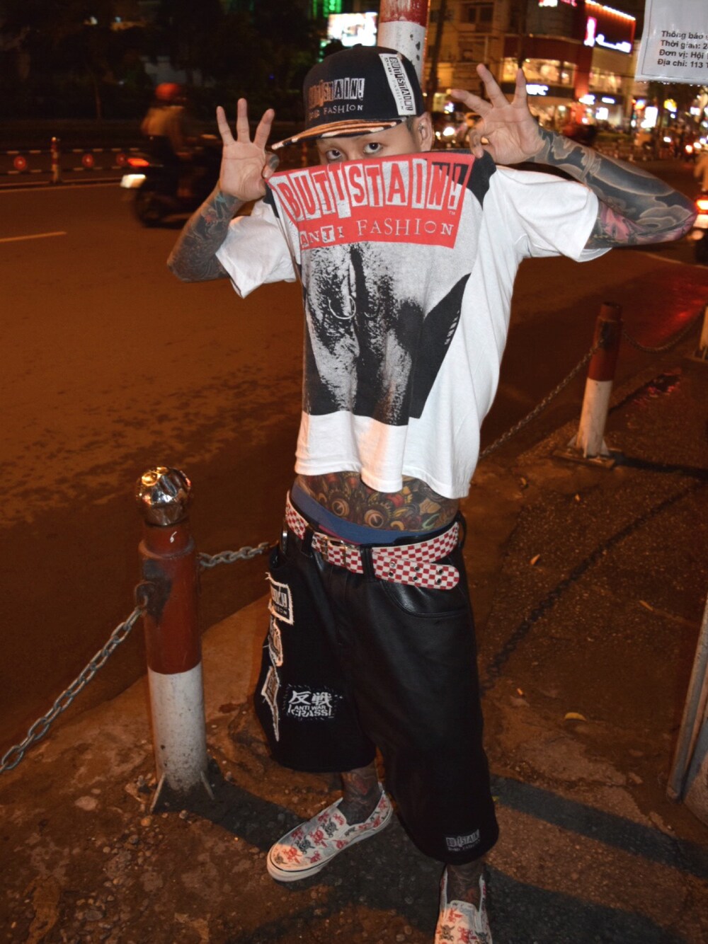「tattoo、men、buttstain、タトゥー、fashion」｜「BUTTSTAINのアイテム（その他パンツ、ブラック系）」を使った、イオさん（メンズ・160cm）の夏コーディネートの1枚目の写真