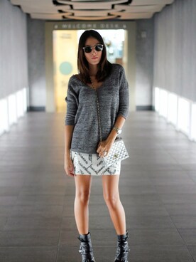 nichollvincent is wearing EXPRESS "Express Marled London Sweater in Black"