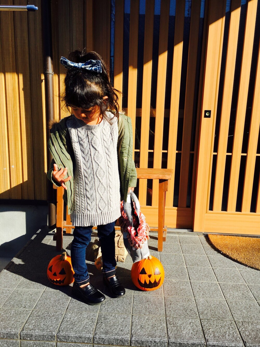 「おんなのこ、5歳、ハンドメイド、handmade、ニットワンピース、スキニーデニム、ローファー、フリルトート」｜「OLD NAVYのアイテム（ジャケット/アウター、グリーン系）」を使った、myumyuｰｰ。さん（キッズ・90cm）の秋コーディネートの1枚目の写真