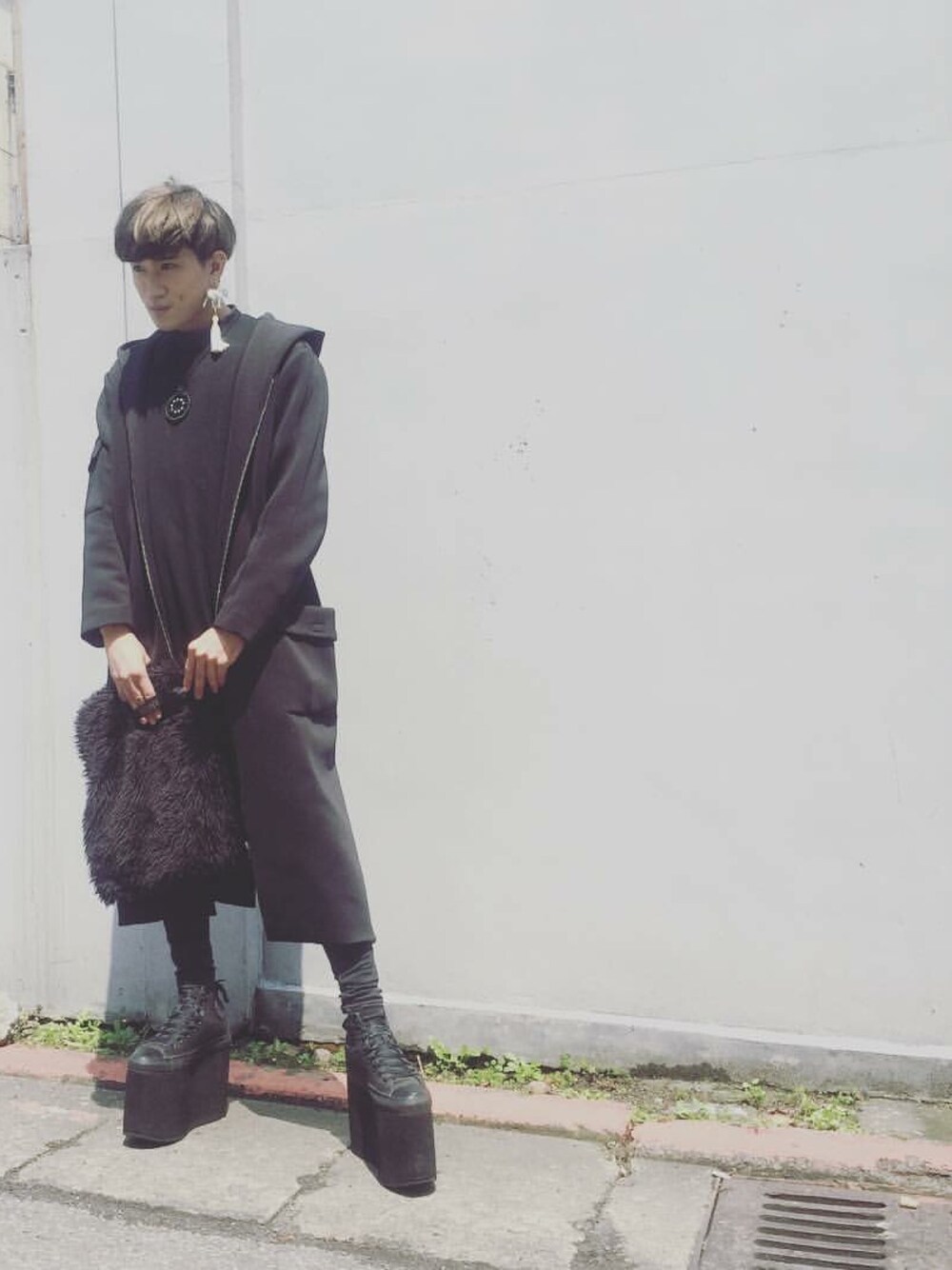 「春コーデ、黒、AM0000、converse、ootd、Tran 泉、HELLO HEAVEN BY LITTLE MARC」｜「am0000のアイテム（ハンドバッグ、ブラック系）」を使った、Room Boy Evanさん（メンズ・174cm）の春コーディネートの1枚目の写真