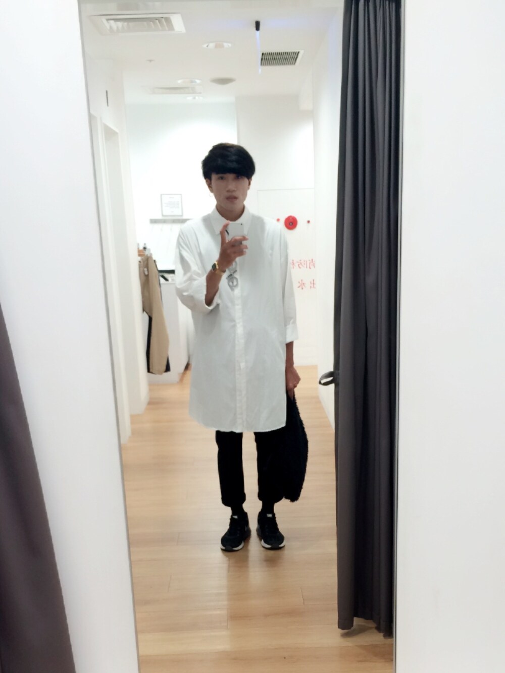「夏、NIKE、mukk、black、white、black and white、AM0000」｜「MUKKのアイテム（トップス、ホワイト系）」を使った、Room Boy Evanさん（メンズ・174cm）の春コーディネートの1枚目の写真