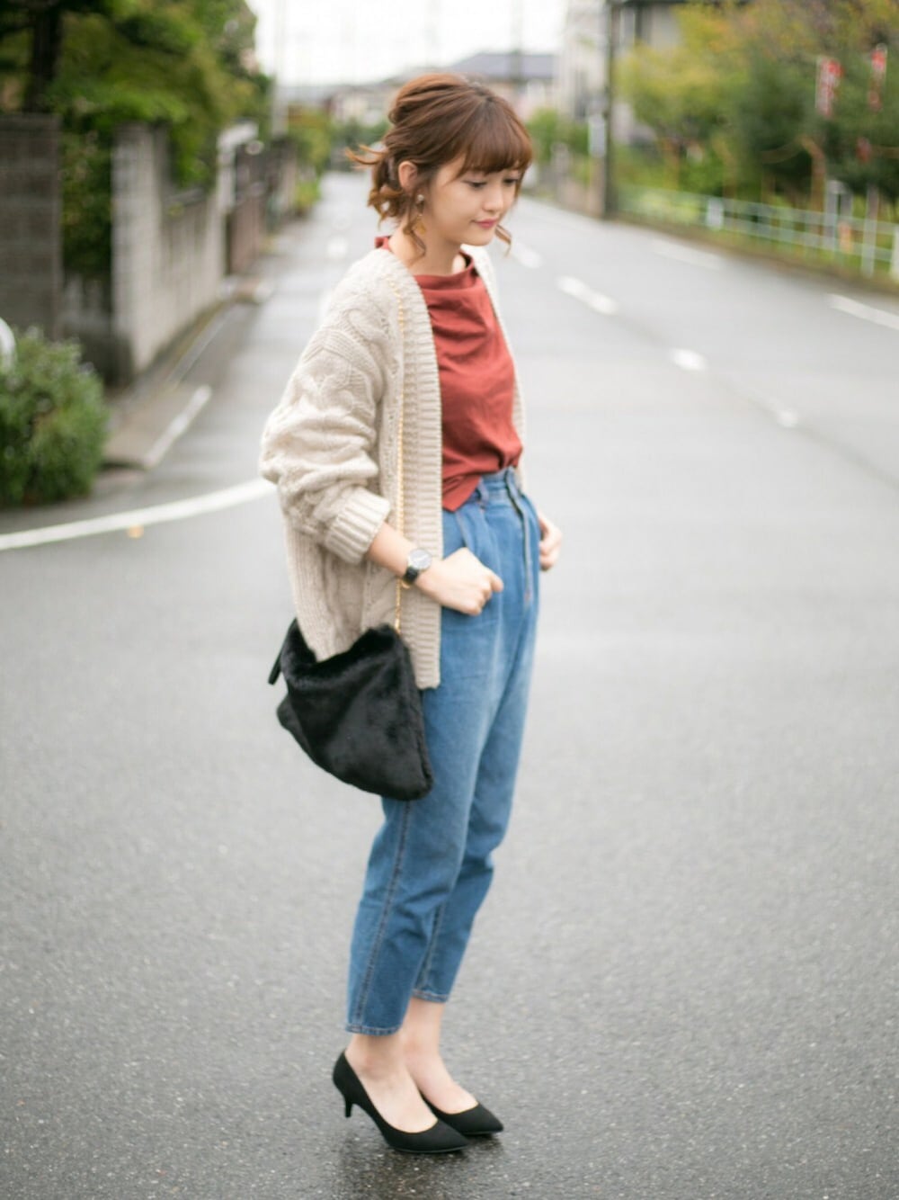 「大人カジュアル、パンツスタイル、ファー小物、ファークラッチ、ユニクロ、GU」｜「UNIQLOのアイテム（Tシャツ/カットソー、ブラウン系）」を使った、プチプラのあやさん（レディース・167cm）の秋コーディネートの1枚目の写真