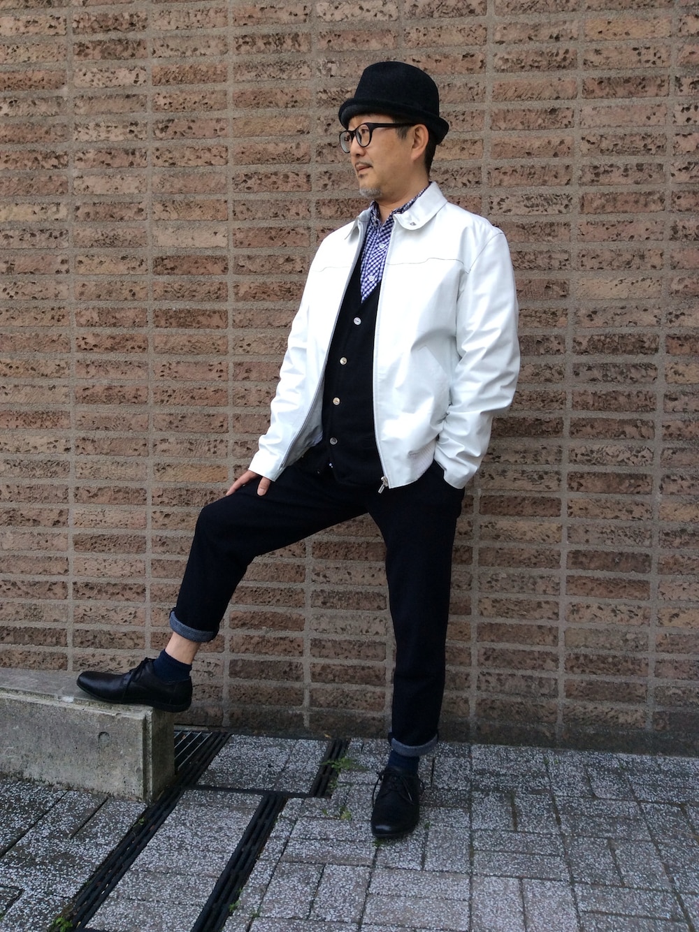 「ハット、黒縁メガネ、入学式、お花見」｜「CAMPERのMAURO (マウロ)（ドレスシューズ、ブラック系）」を使った、CAMPERさん（メンズ・168cm）の春コーディネートの1枚目の写真