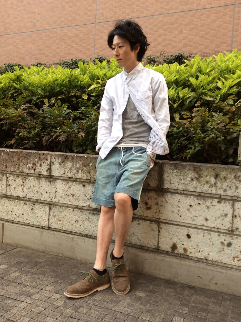 「デニム、シャツ、sacai、ストライプ、ドレスシューズ、ハーフパンツ、きれいめカジュアル」｜「CAMPERのWOODY XL (ウディーエックスエル)（ドレスシューズ、グレー系）」を使った、CAMPERさん（メンズ・168cm）の春コーディネートの1枚目の写真