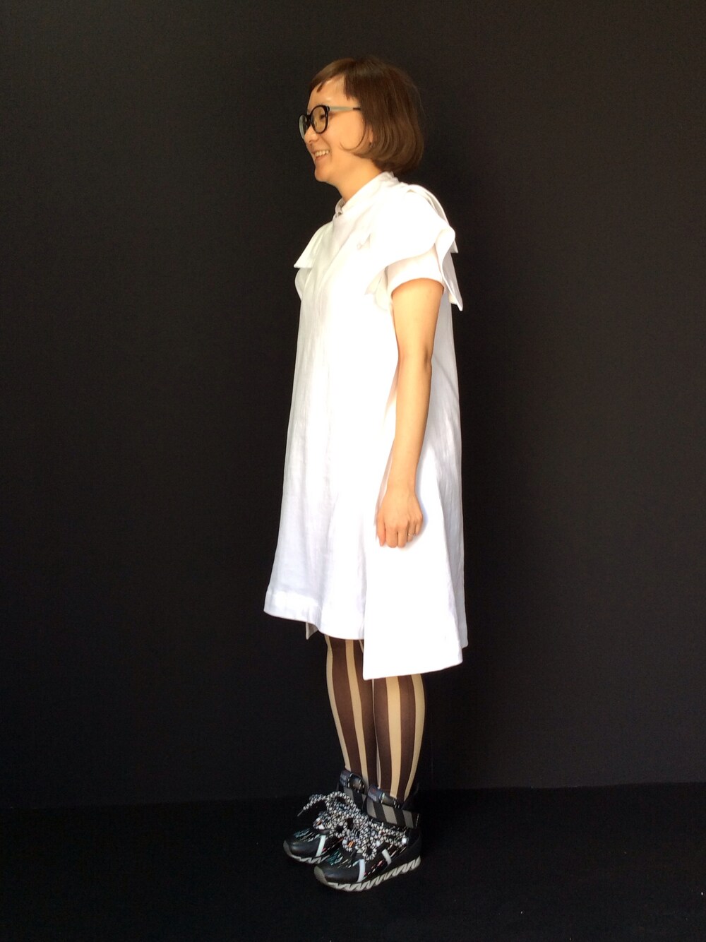 「CAMPER、bernhard willhelm、ベルンハルトウィルヘルム、白いワンピース、白いスカート」｜「CAMPERのTogether Willhelm（スニーカー、ブラック系）」を使った、CAMPERさん（レディース・155cm）の夏コーディネートの1枚目の写真