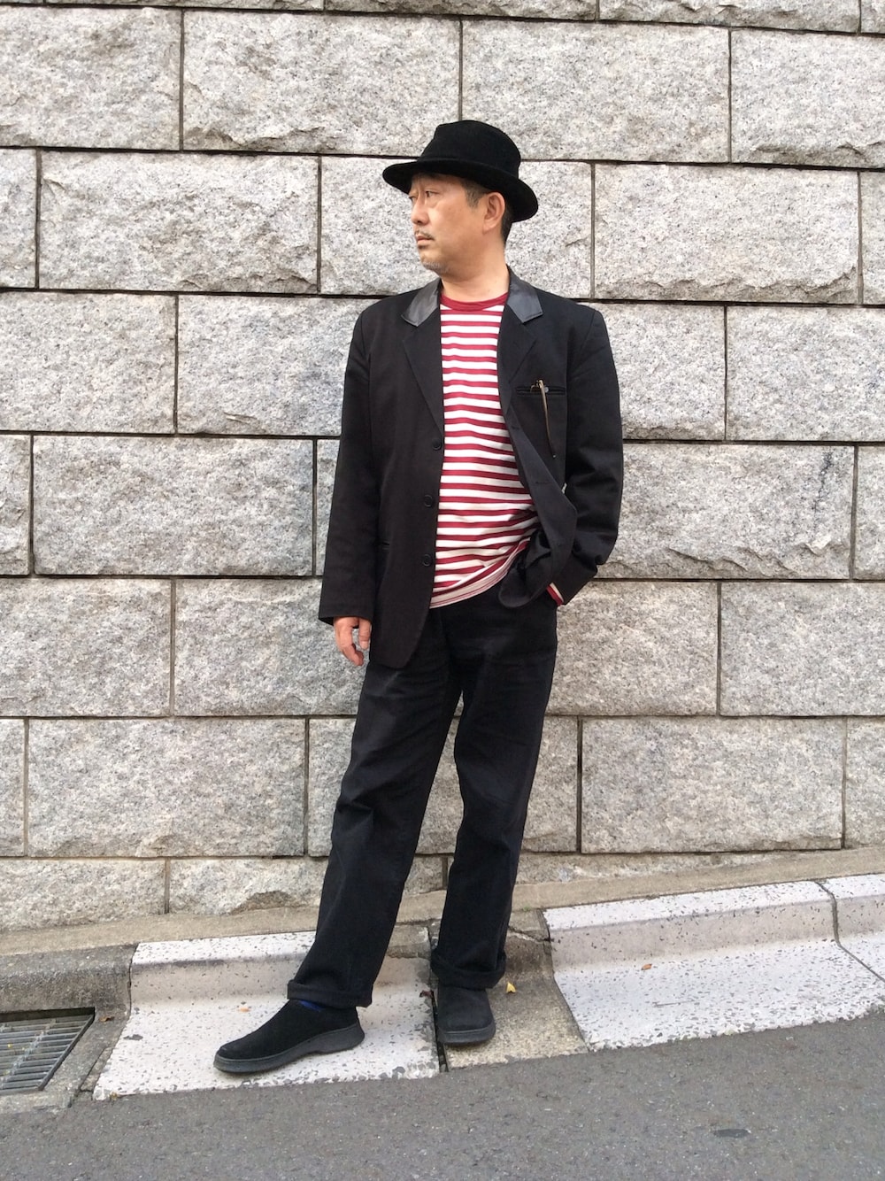 「CAMPER、ハット、スリッポン、黒ジャケット、赤白ボーダー、ダンディズム」｜「CAMPERのCAMPER参考商品（その他シューズ、ブラック系）」を使った、CAMPERさん（メンズ・168cm）の春コーディネートの1枚目の写真