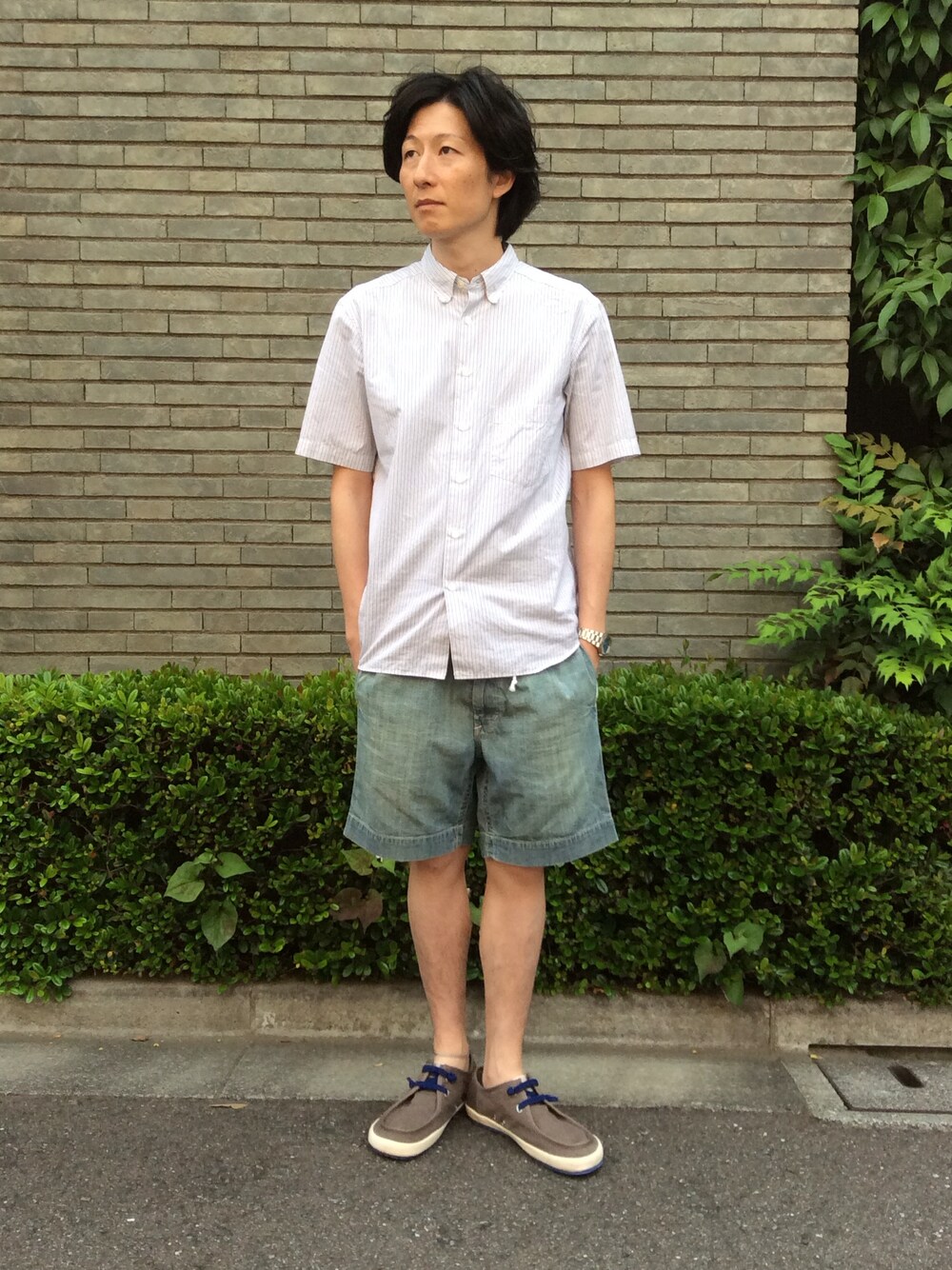 「sacai、CAMPER、ハーフパンツ、デニムパンツ、カンペール、半袖シャツ、膝上ショーツ」｜「CAMPERのPEU RAMBLA (ペウランブラ)（スニーカー、グレー系）」を使った、CAMPERさん（メンズ・168cm）の夏コーディネートの1枚目の写真