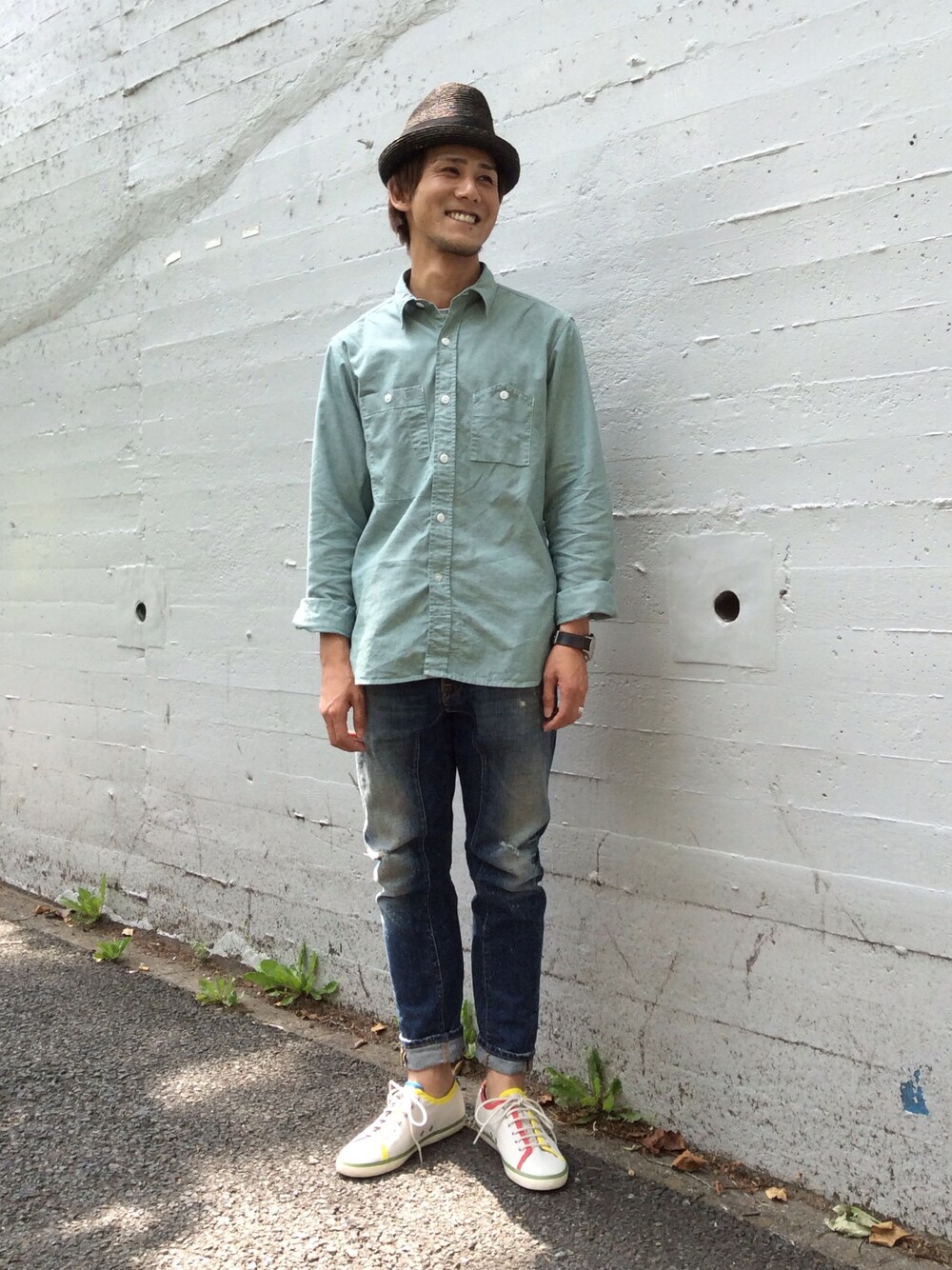 「CAMPER、ENGINEERED GARMENTS、ハット、白スニーカー、ダメージデニムパンツ、ストローハット、DSQUARED2、カンペール、青シャツ」｜「CAMPERのTWINS (ツインズ)（スニーカー、ホワイト系）」を使った、CAMPERさん（メンズ・175cm）の夏コーディネートの1枚目の写真