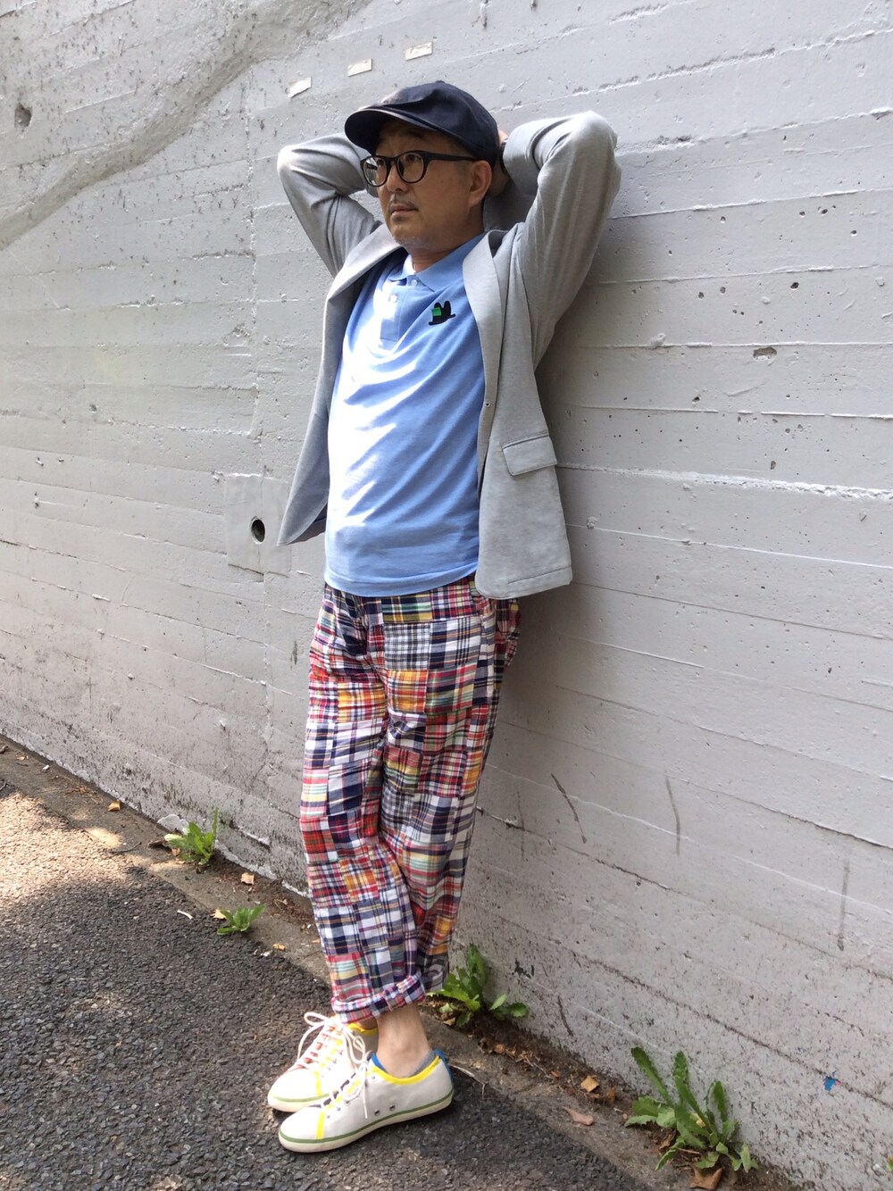 「CAMPER、キャスケット、丸メガネ、ポロシャツ、白いスニーカー、ウォーキングスタイル、green label relaxing、カンペール、マドラスチェック、青いTシャツ」｜「CAMPERのTWINS (ツインズ)（スニーカー、ホワイト系）」を使った、CAMPERさん（メンズ・168cm）の夏コーディネートの1枚目の写真
