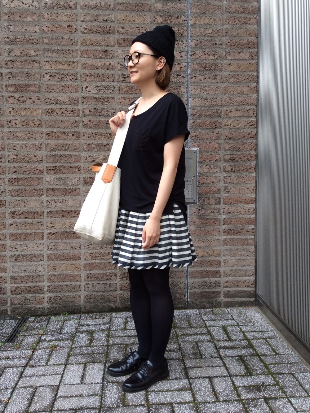 「ニット帽、CAMPER、ボーダートップス、カンペール、メガネ女子、白黒コーデ、日本代表ウェア」｜「CAMPERのPALMERA DRY (パルメラドライ)（ドレスシューズ、ブラック系）」を使った、CAMPERさん（レディース・155cm）の夏コーディネートの1枚目の写真