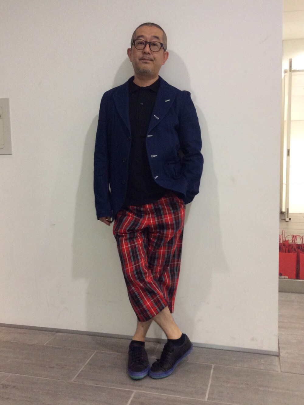 「めがね、CAMPER、チェックパンツ、セール、カンペール、パンク、黒スニーカー」｜「CAMPERのPORTOL (ポルトル)（スニーカー、ブラック系）」を使った、CAMPERさん（メンズ・168cm）の夏コーディネートの1枚目の写真
