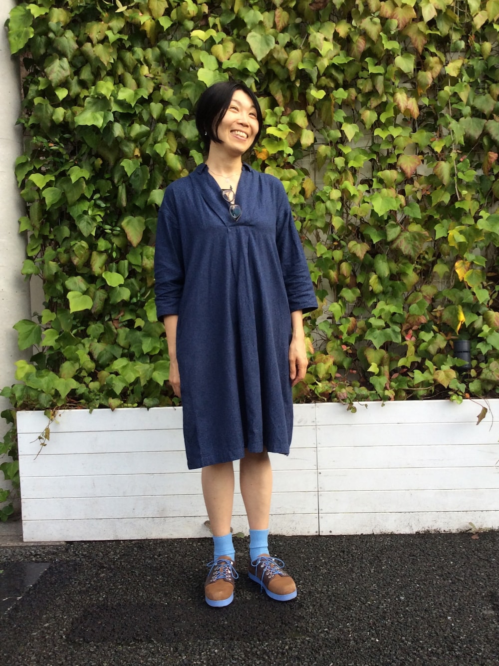 「スニーカー、カンペール、CAMPER、URBAN RESEARCH、ブルーコーデ、ワンピース、ワンピース×スニーカー、秋のコーデ、秋コーデ」｜「URBAN RESEARCH DOORSのアイテム（ワンピース、ブルー系）」を使った、CAMPERさん（レディース・163cm）の秋コーディネートの1枚目の写真
