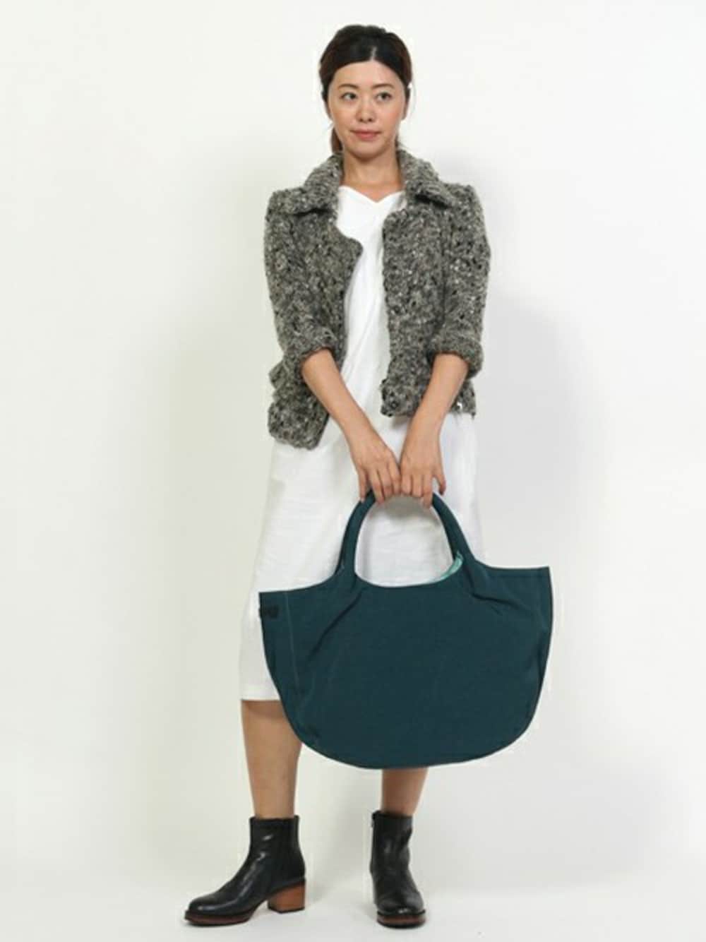 「秋服、トートバッグ、ショートブーツ、カンペール、CAMPER、ワンピース、ニットカーディガン」｜「CAMPERのSANDIAS NYLON トートバッグM（トートバッグ、グリーン系）」を使った、CAMPERさん（レディース・164cm）の秋コーディネートの1枚目の写真