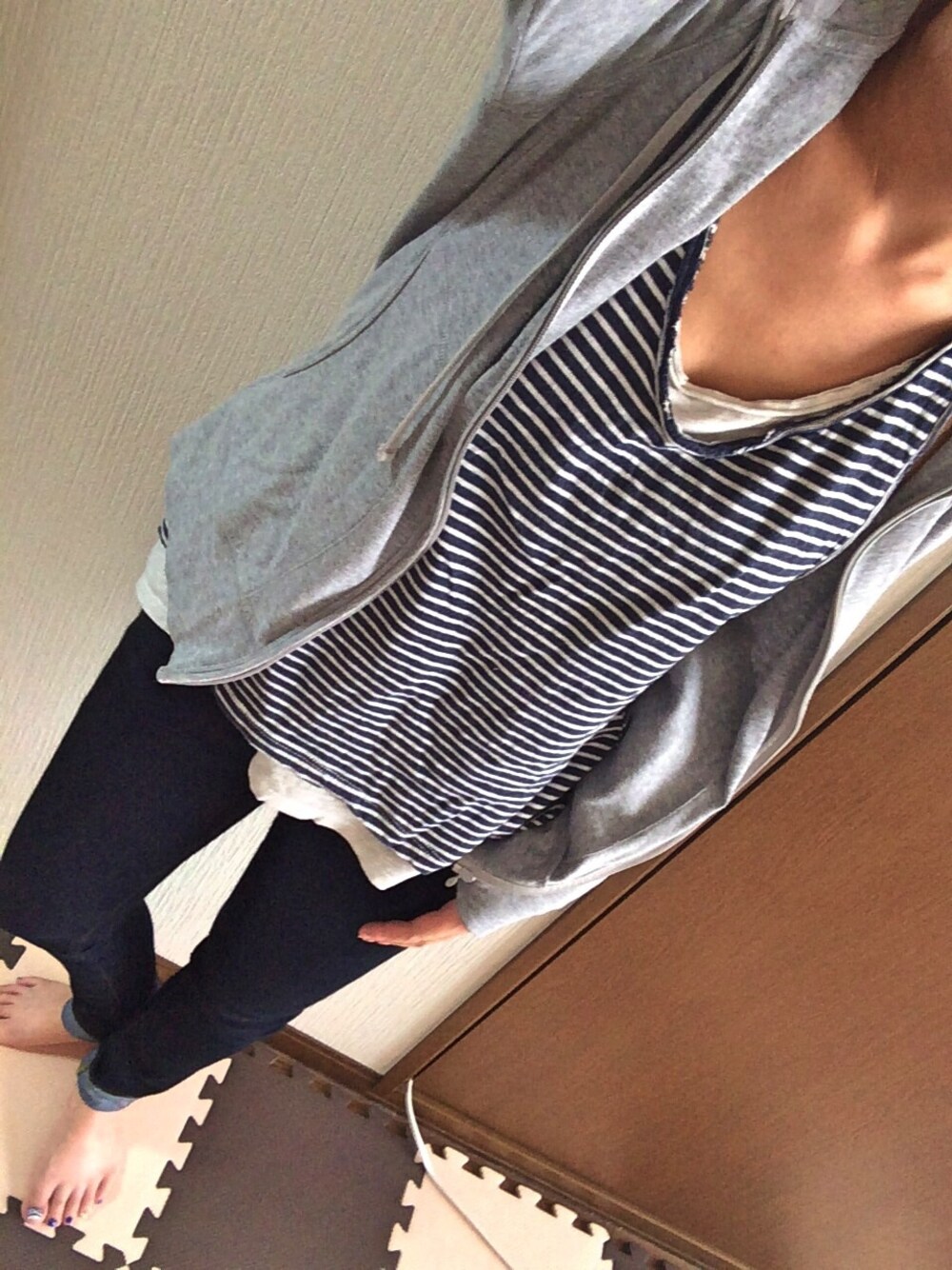 ブルー系のデニムパンツ、ブルー系のタンクトップを着用したレディースの夏コーディネートの1枚目の写真