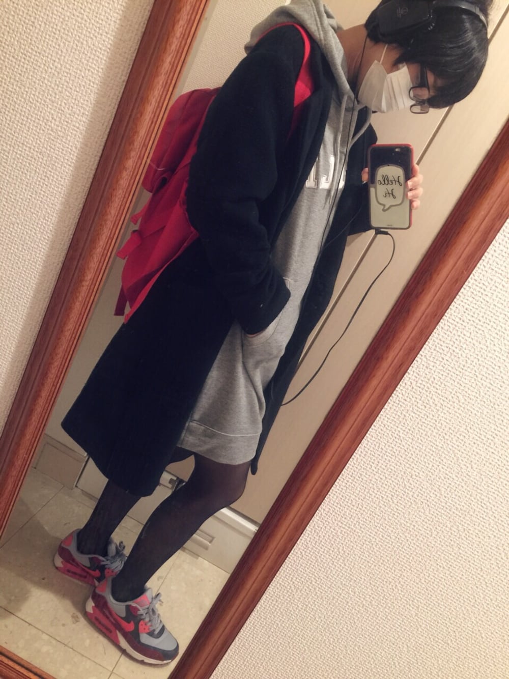 グレー系のワンピース、ブラック系のジャケット/アウター、グレー系のスニーカーを着用したレディースの春コーディネートの1枚目の写真